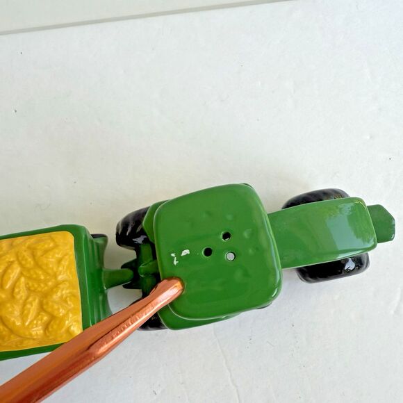 Vintage John Deere Tractor Hay Trailer Salt Pepper Shakers Porcelain/Ceramic - Picture 3 of 12